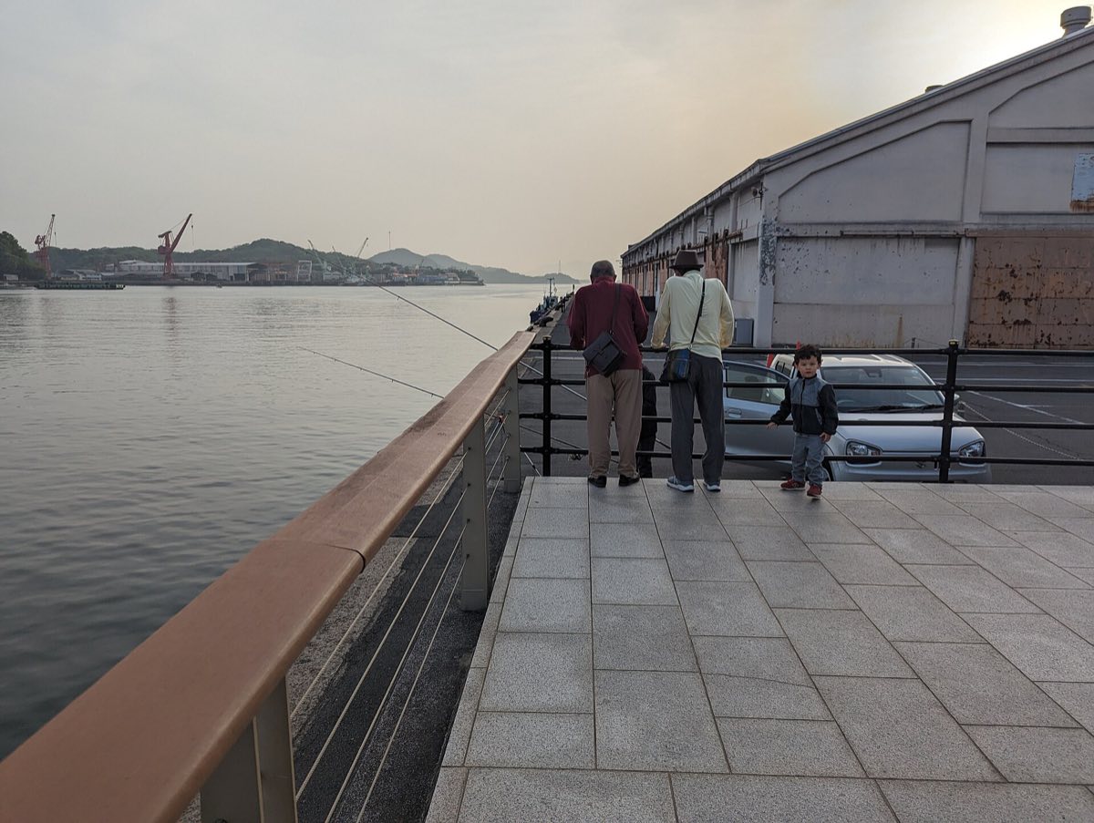 The hillside town of Onomichi above its channel
